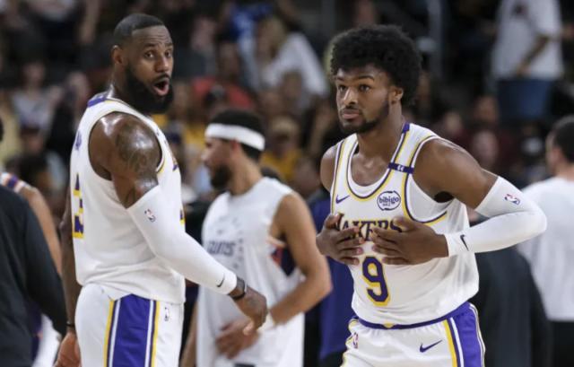 开云官网-见证历史!詹姆斯父子成功同台 首次连线还远吗?