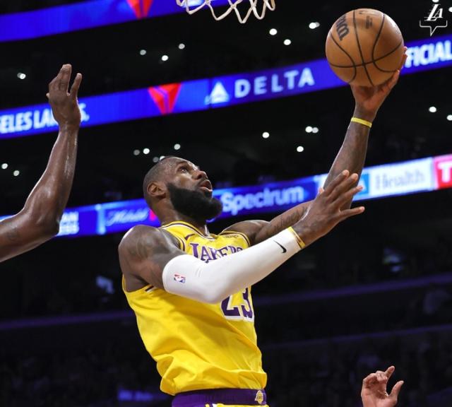 开云官网-不搭理库里保罗 带病出战又输球 詹姆斯火速离场